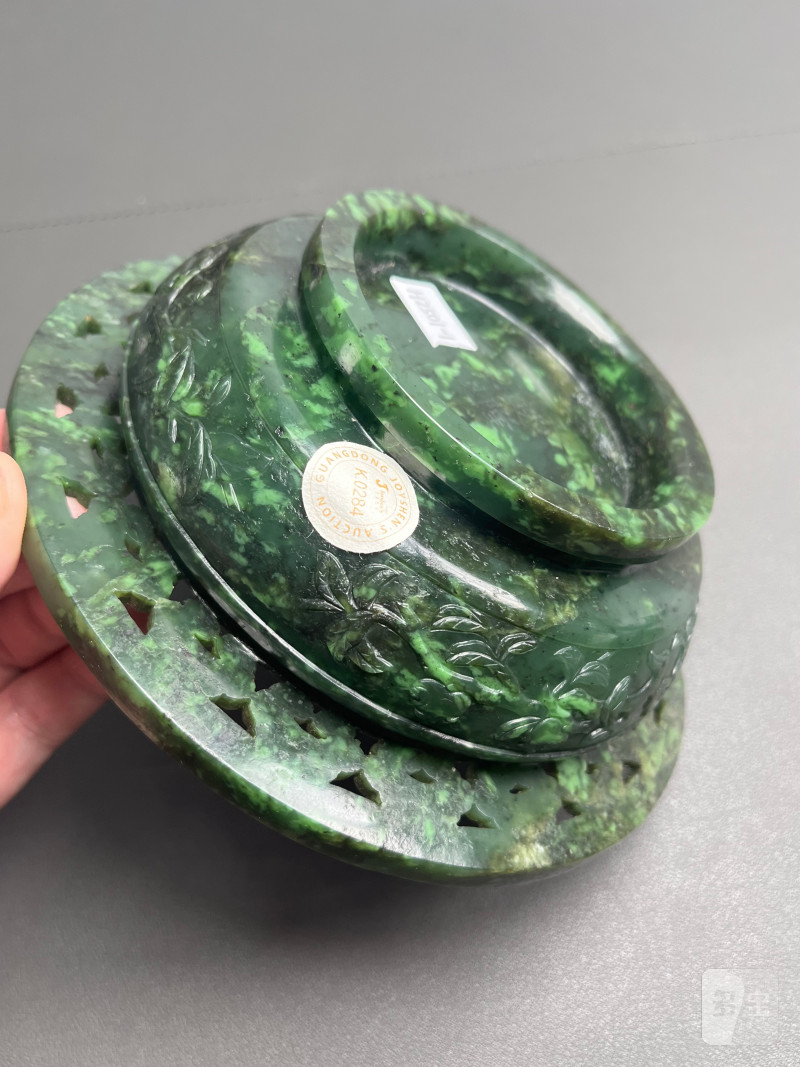 清乾隆  碧玉饕餮纹折沿熏炉（带木座） - 图16